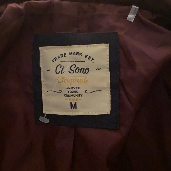 Burgundy quilted jacket. - Picture 3 of 4